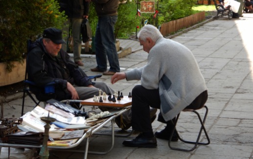 Panowie grają w szachy - Pchli targ we Lwowie